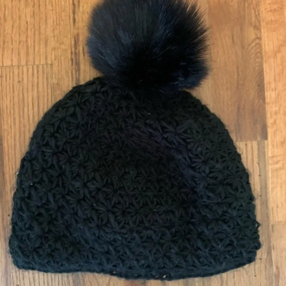 Surell hand sewn crocheted black hat w/ faux fur Pom - Picture 2 of 4